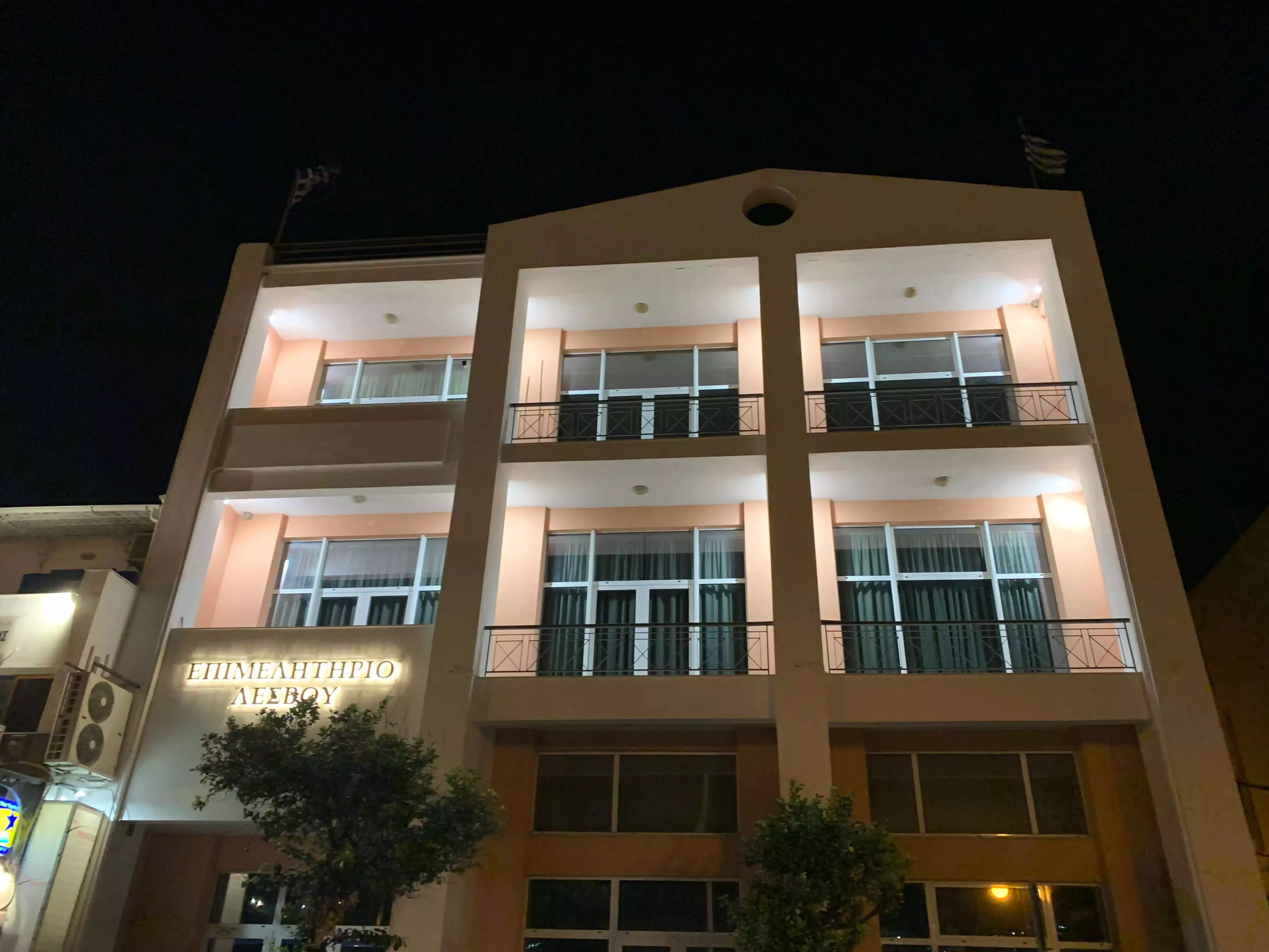 Πρόσοψη του κτηρίου Επιμελητηρίου Λέσβου κατα τη διάρκεια της νύχτας. Φάινεται η φωτεινή επιγραφή του ΕΠΙΜΕΛΗΤΗΡΙΟΥ ΛΕΣΒΟΥ.